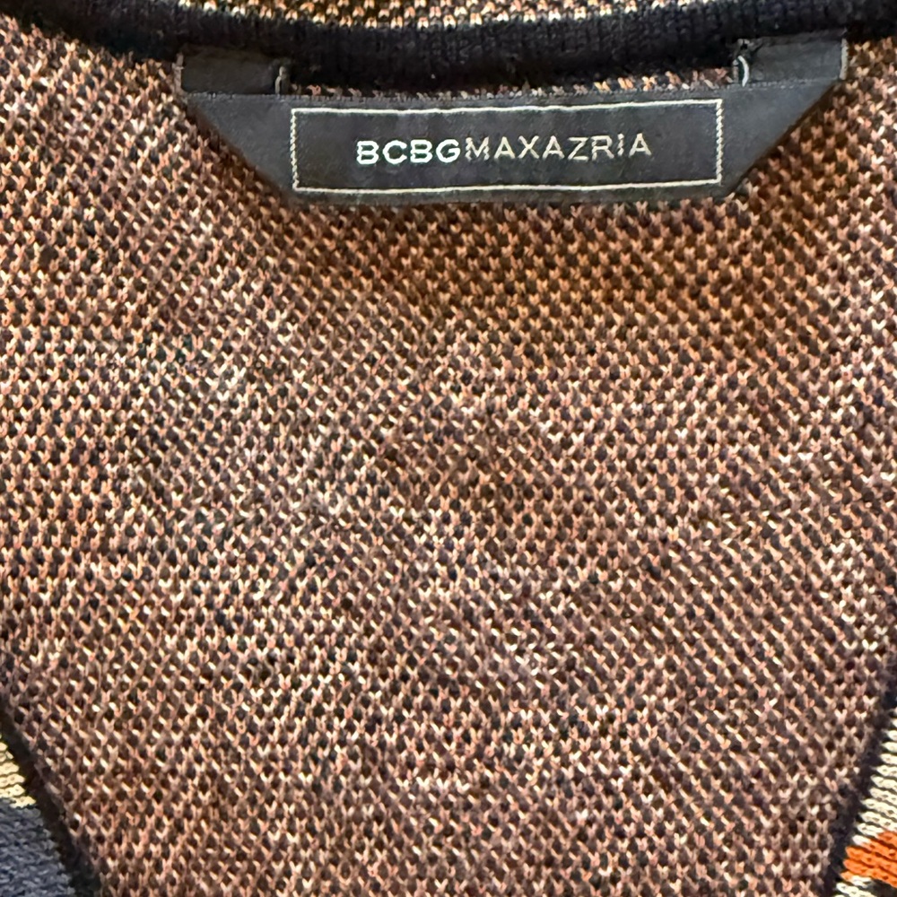 BCBG light sweater material perfect for spring. Body contour with a flair. - Picture 2 of 3
